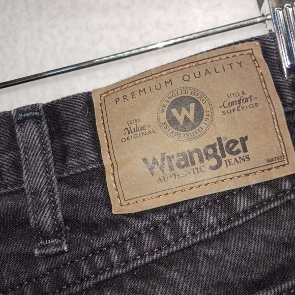 Wrangler Jeans Mens 46x30 Black Authentic‎ Jeans Relaxed Fit - Picture 8 of 9